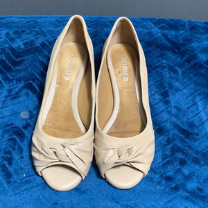 Women's Michelle D Beige Heels Size 8.5M